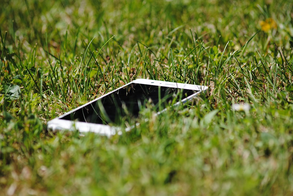 mobil v trávě