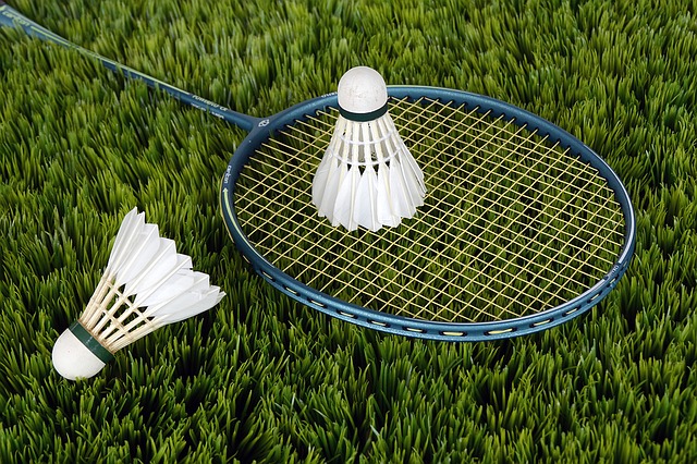 badmintonová raketa a košíčky